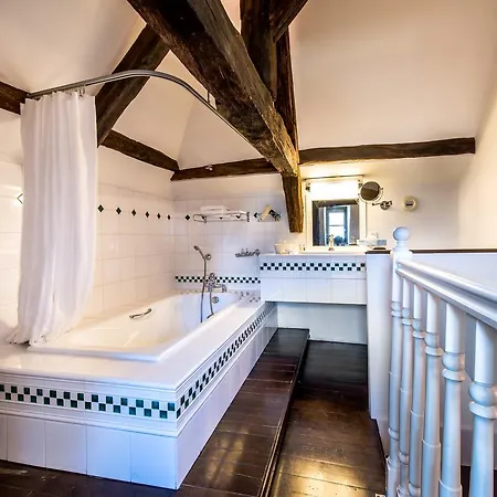 Chateau De La Tour Du Puits 4*